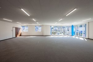 3階建て事務所の内観1。2階事務所。カーテンウォールを備えた開放的な空間。