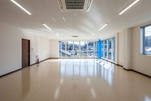 3階建て事務所の内観1。3階会議室。カーテンウォールを備えた開放的な空間。