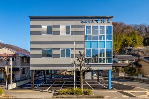 3階建て事務所の外観2。正面から。2階3階部分の外壁は特徴的なバイカラー。