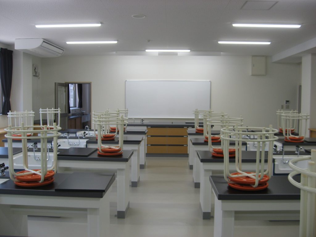 3階建ての仮設校舎の内観1。特別教室に机と椅子が配置されている。