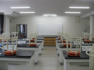 3階建ての仮設校舎の内観1。特別教室に机と椅子が配置されている。