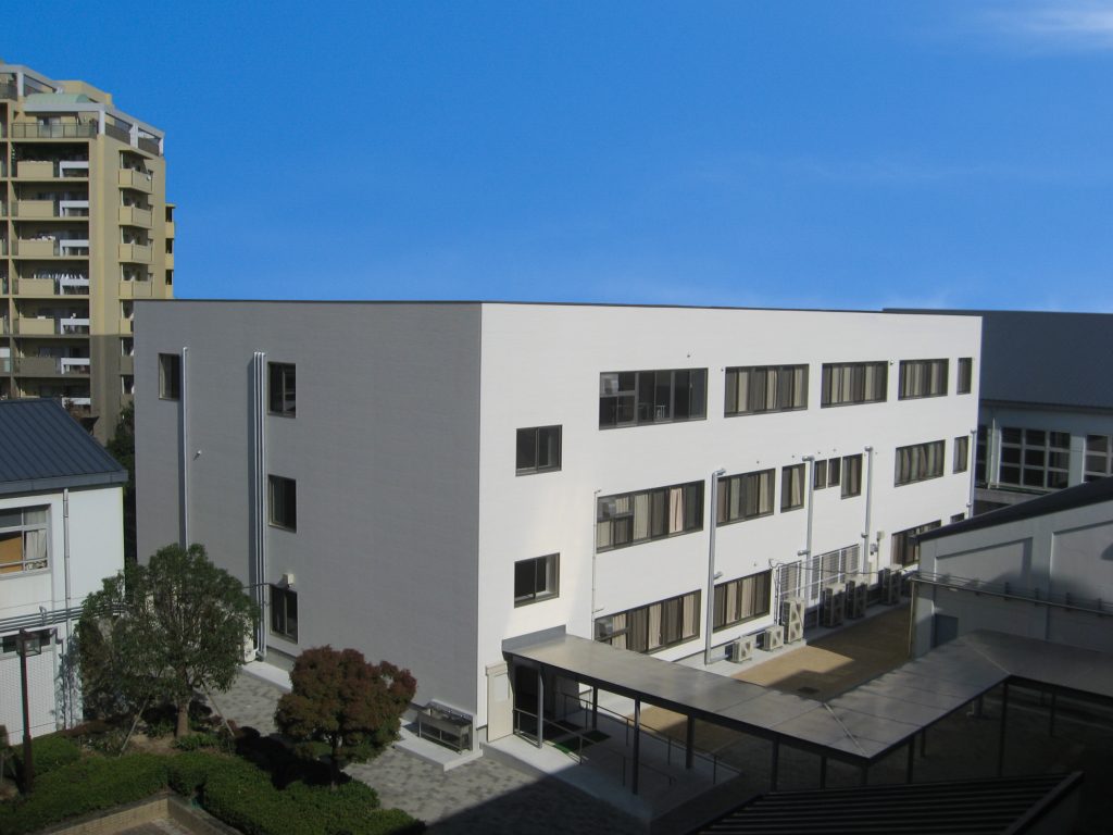 3階建ての仮設校舎の外観1。左斜めからの全景。校舎の裏手から渡り廊下が繋がっている。