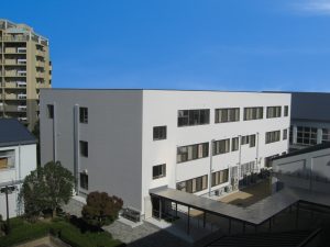 3階建ての仮設校舎の外観1。左斜めからの全景。校舎の裏手から渡り廊下が繋がっている。