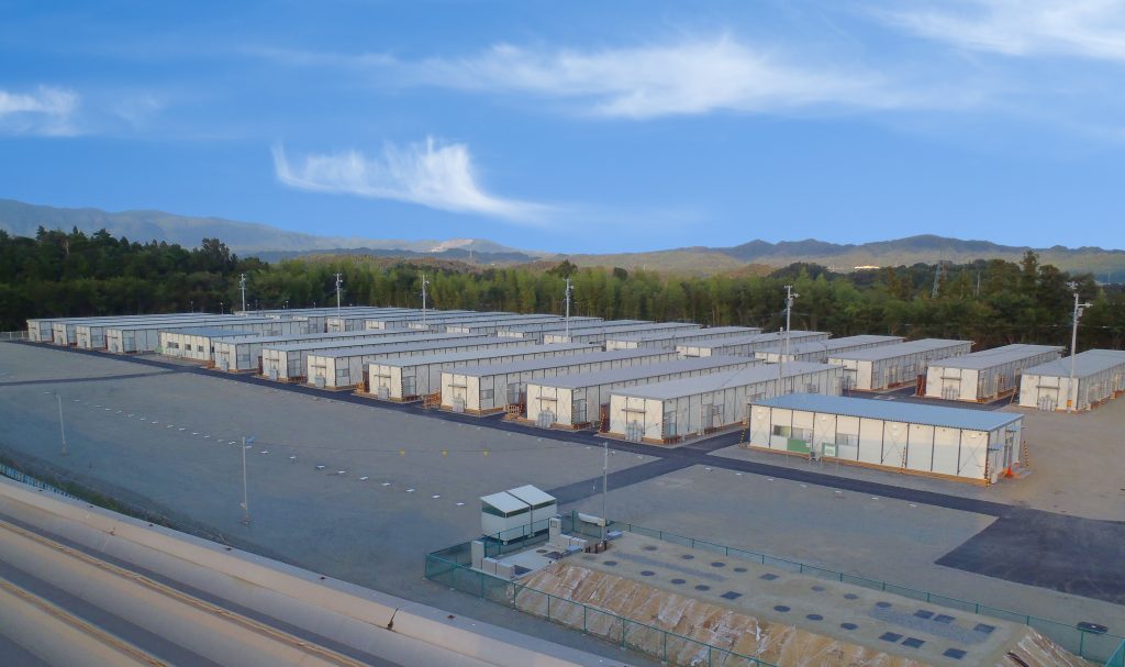 応急仮設住宅の外観1。上空から。応急仮設住宅が規則的に建ち並ぶ団地の様子。