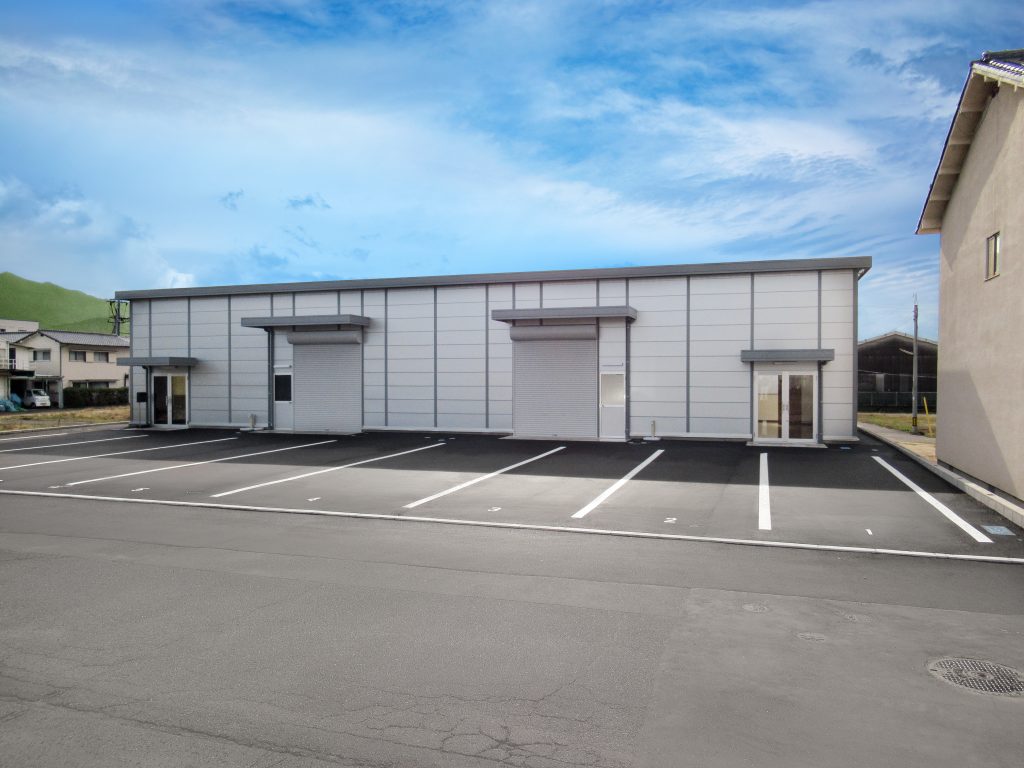 事務所兼倉庫の外観3。正面右側から。建物右側に倉庫側の出入り口が備わっている。