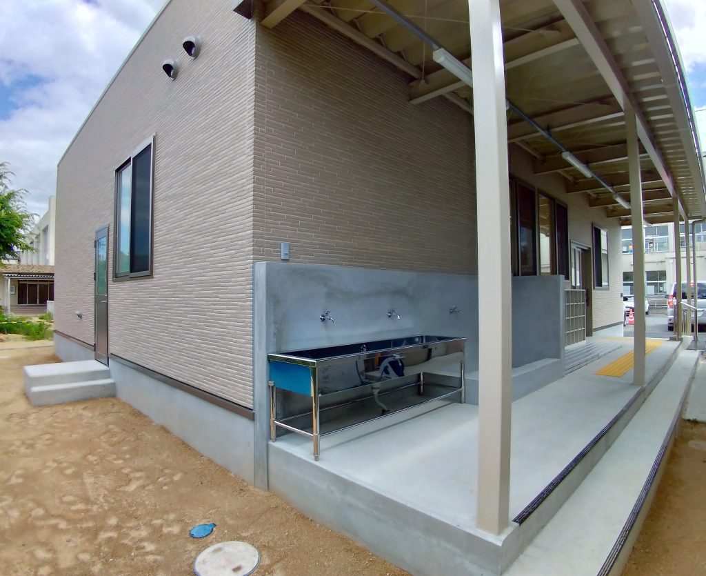 児童クラブの外観3。斜めから。下駄箱の隣には手洗い場が配置されている。