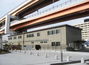 2階建て事務所の外観1。建物裏側、右斜めからの全景。高架下に建つ様子。