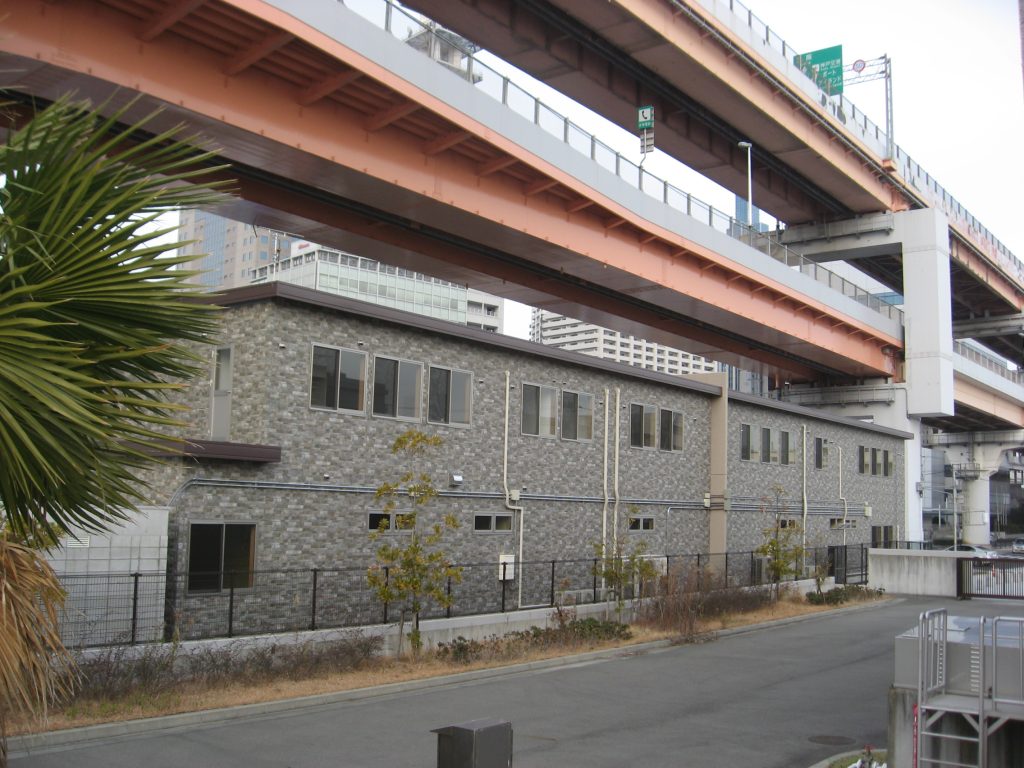 2階建て事務所の外観2。建物裏側、左斜めから。