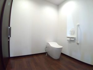 デイサービス施設の内観3。トイレ。広い空間が確保されており、バリアフリーに配慮したデザインであることがわかる。