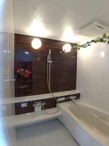 デイサービス施設の内観4。浴室。落ち着いた雰囲気の明るい室内に、花や植物があしらわれている。