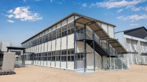 小学校の仮設校舎の斜めからの外観写真。