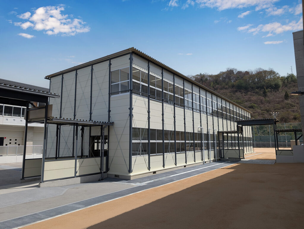 小学校の仮設校舎の斜めからの外観写真。