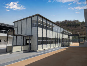 小学校の仮設校舎の斜めからの外観写真。