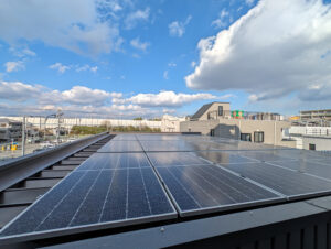 2階建て倉庫の屋根部分。ソーラーパネルが設置されている。