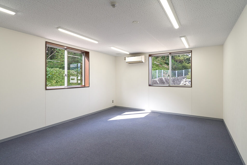 2階建て倉庫兼事務所の防災会議室。二か所の引き違い窓。