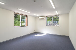 2階建て倉庫兼事務所の防災会議室。二か所の引き違い窓。