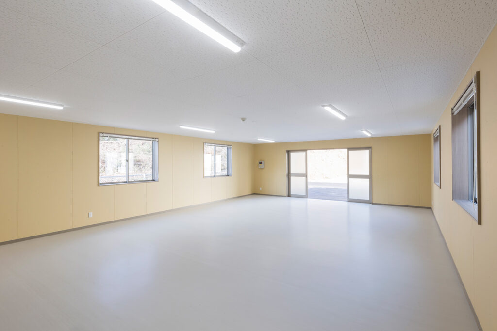 1階建て倉庫兼事務所の倉庫内観。室内から写した、4枚引き込み戸が開いた様子。