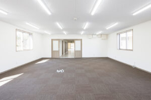 1階建て倉庫兼事務所の内観。事務所内から写した、廊下に繋がる引き戸が開いた様子。