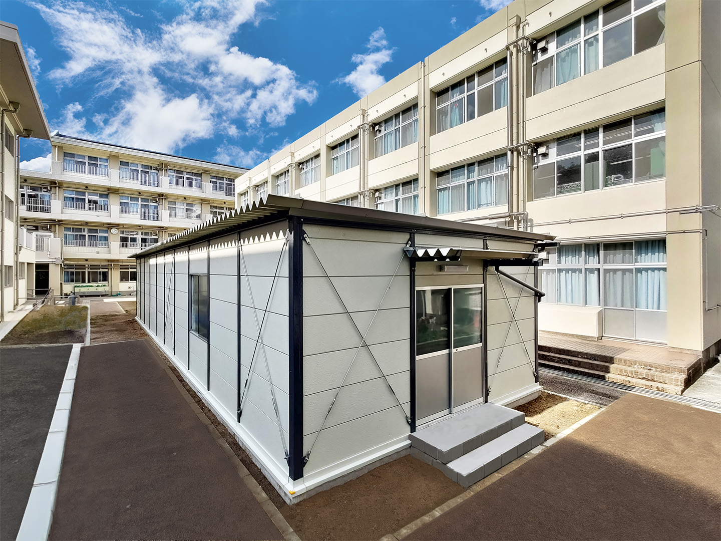 施工事例（教育施設｜仮設更衣室）を追加しました